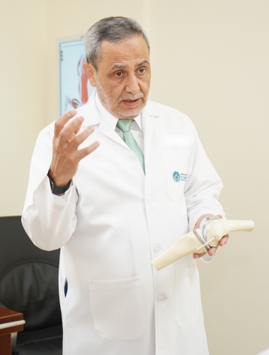 Dr Samih Tarabichi explaining knee replacement procedure to a patient